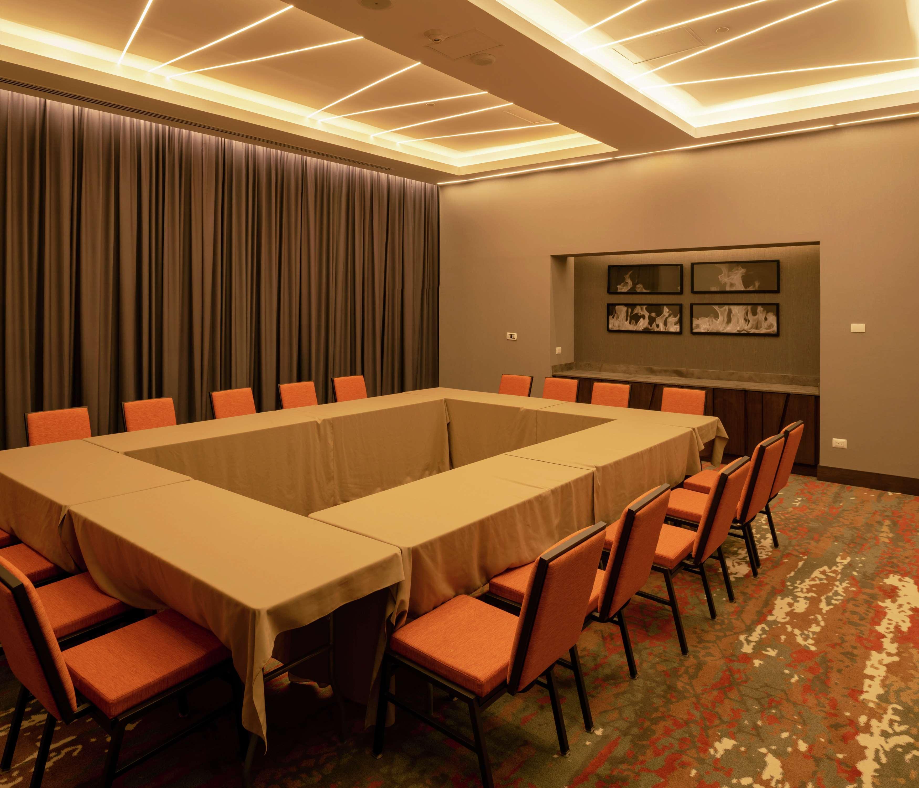 Hilton Garden Inn Chihuahua Bagian luar foto