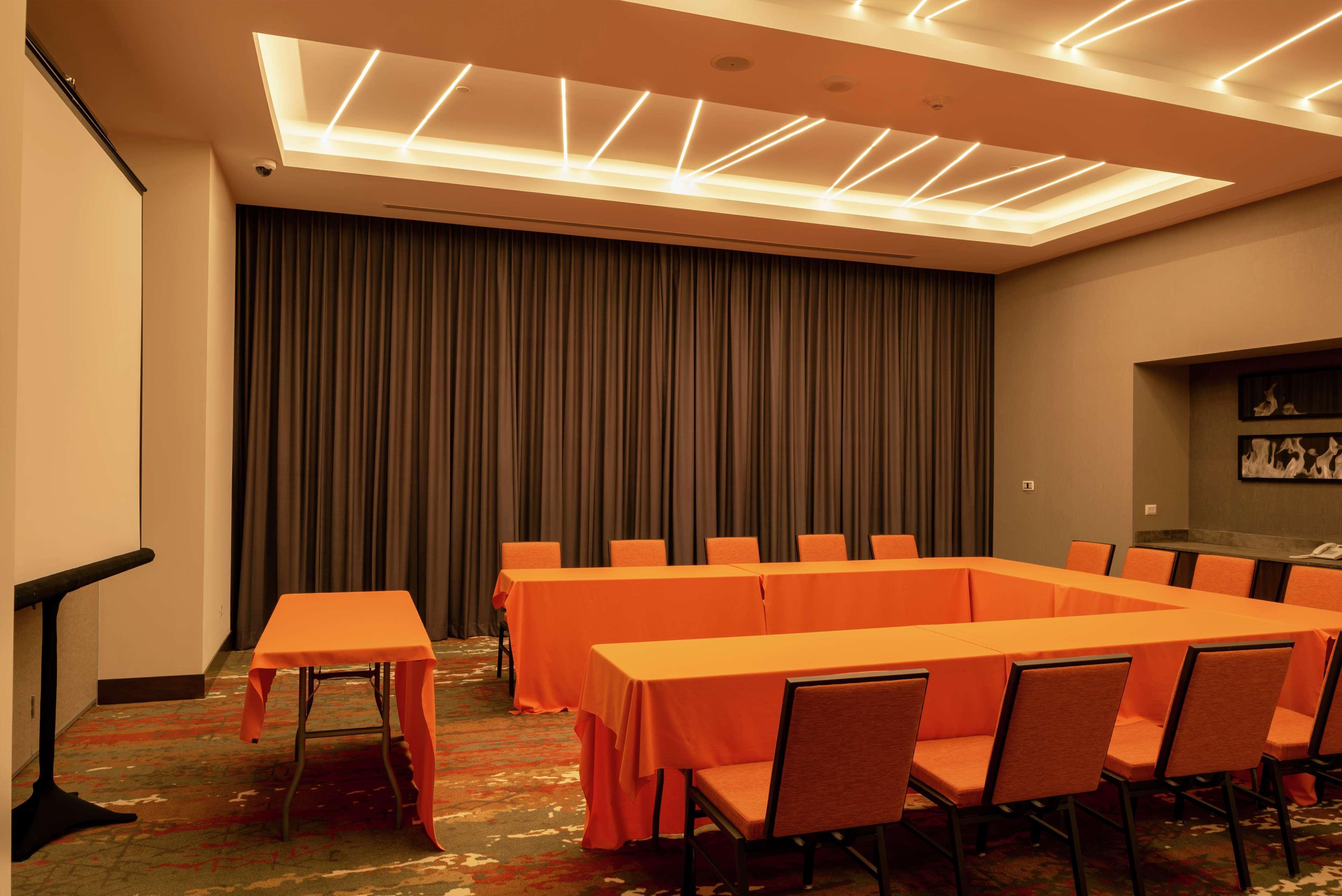 Hilton Garden Inn Chihuahua Bagian luar foto