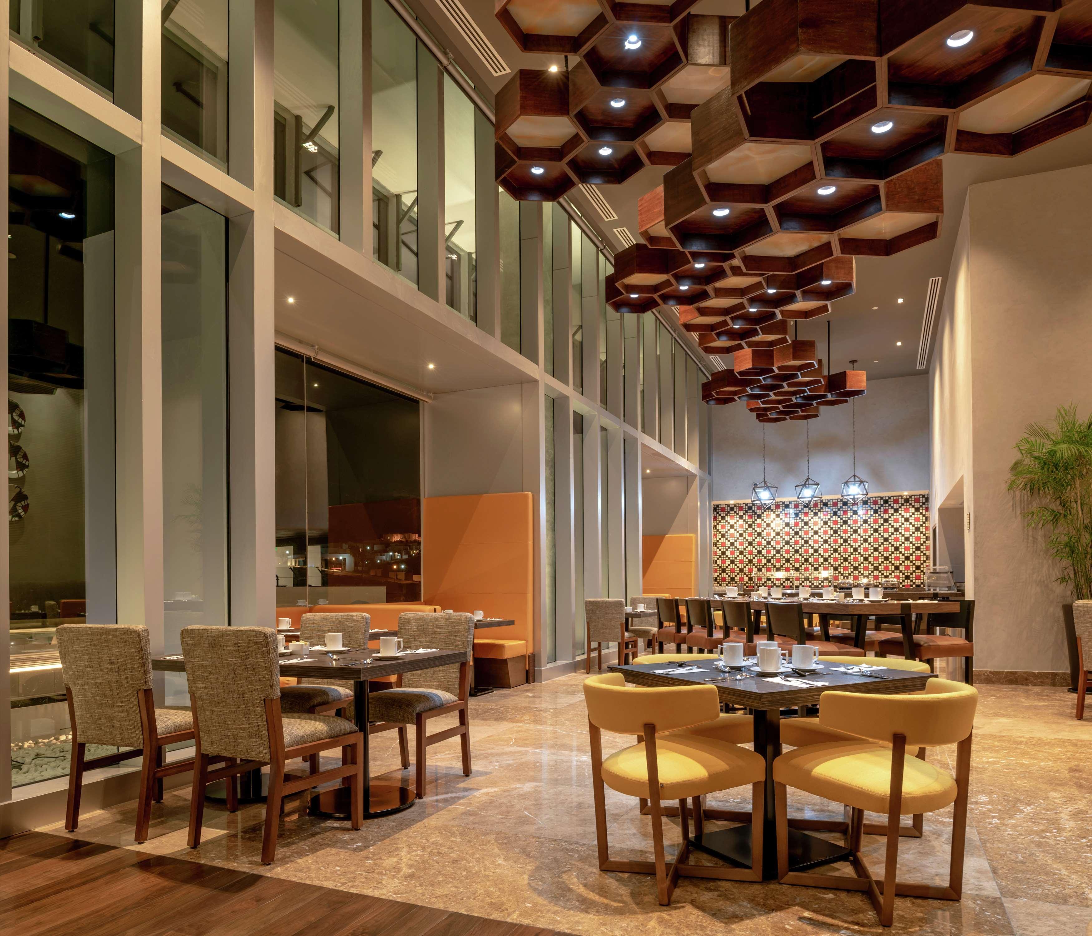 Hilton Garden Inn Chihuahua Bagian luar foto